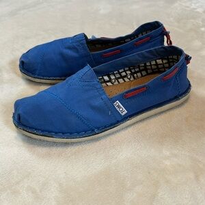 TOMs 8 wide ladies flats